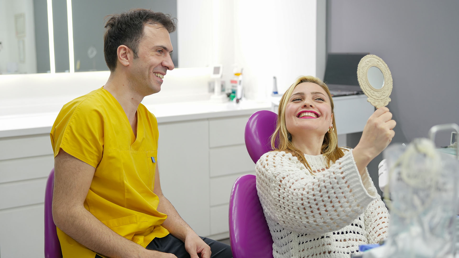 Tandarts Dr. Özgür Balaban met patient in Istanbul